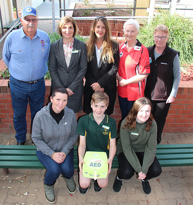 Wallaroo Community donating a defibrillator